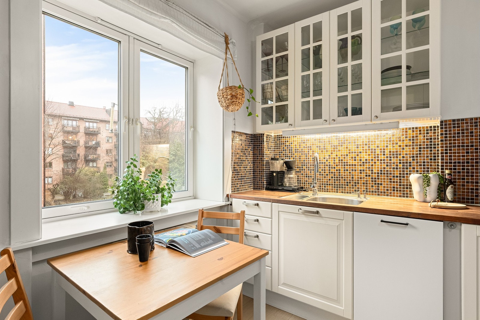 Innredningen har profilerte fronter i lys utførelse kombinert med benkeplate av heltre. Galleribilde