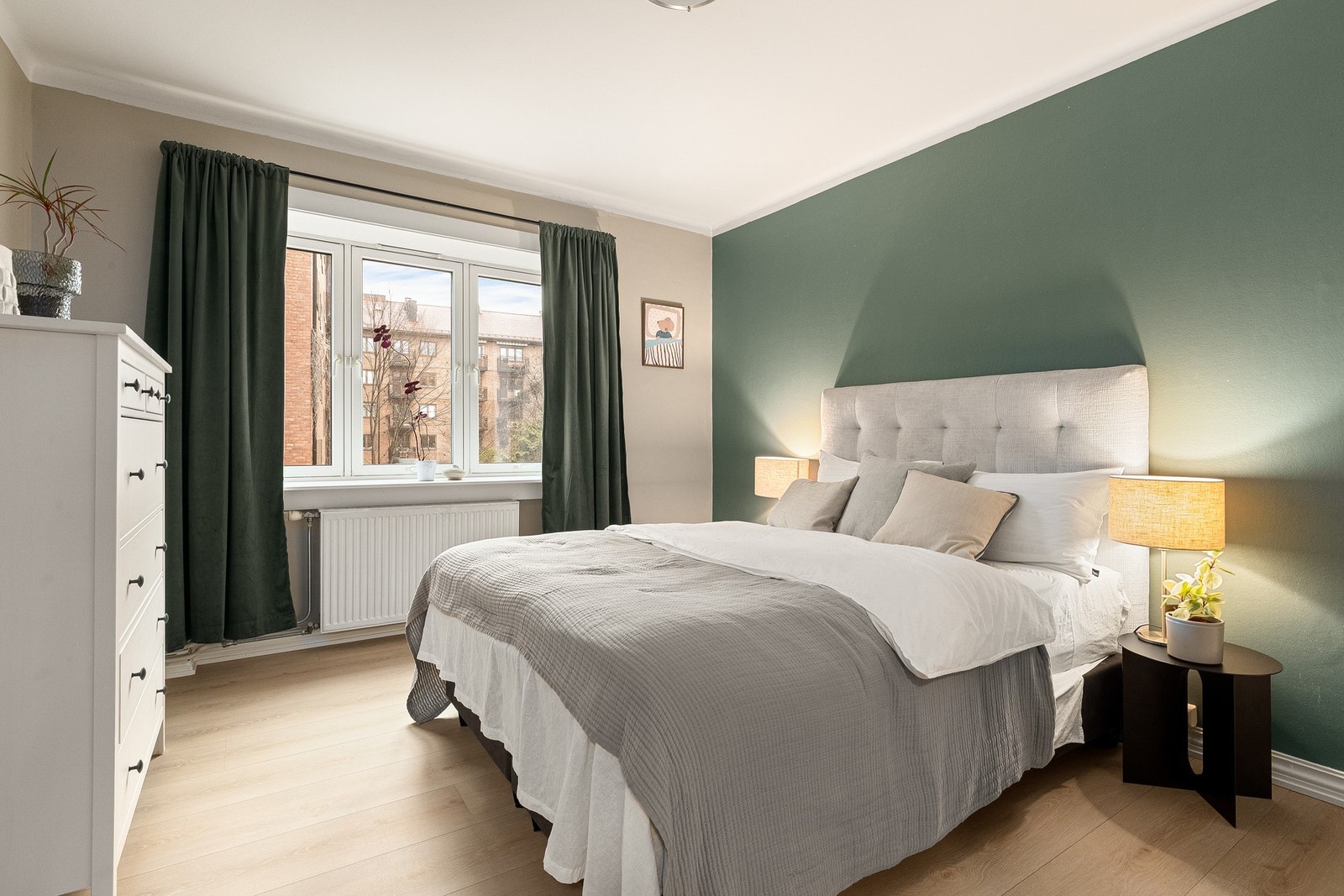 Luftig soverom med store vindusflater. Rommet vender mot rolig blindvei. Galleribilde