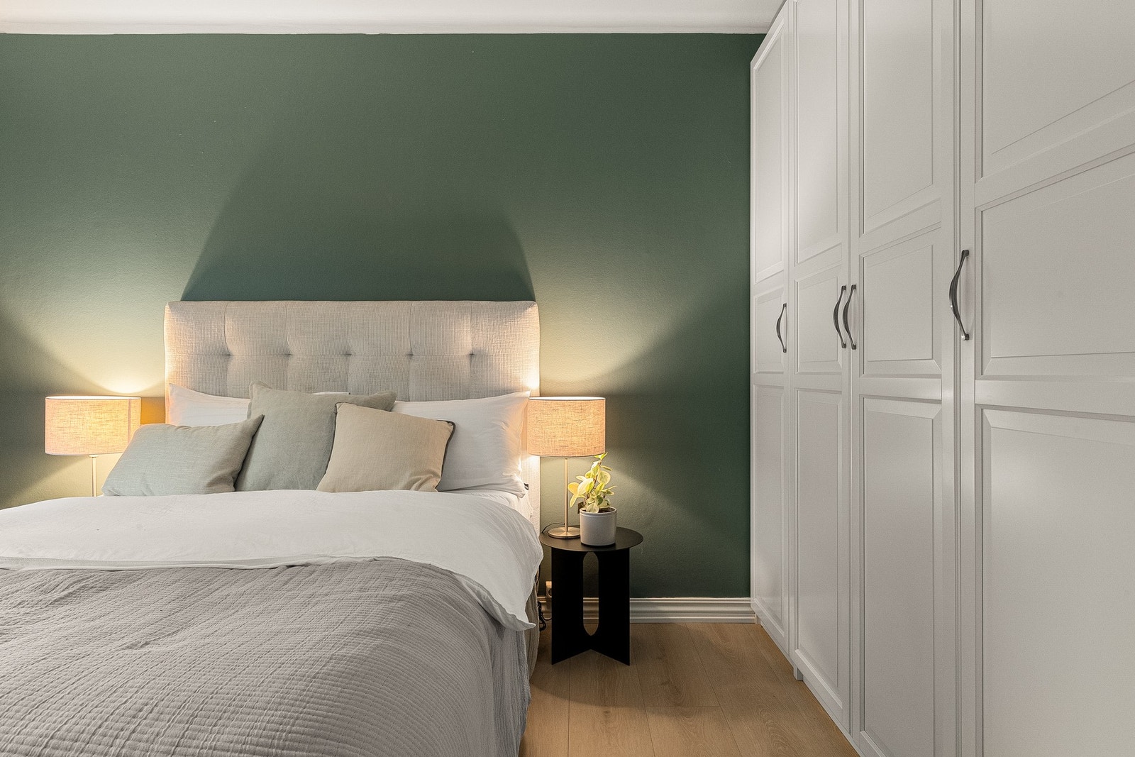 Rommet er innredet med et stort garderobeskap. Galleribilde