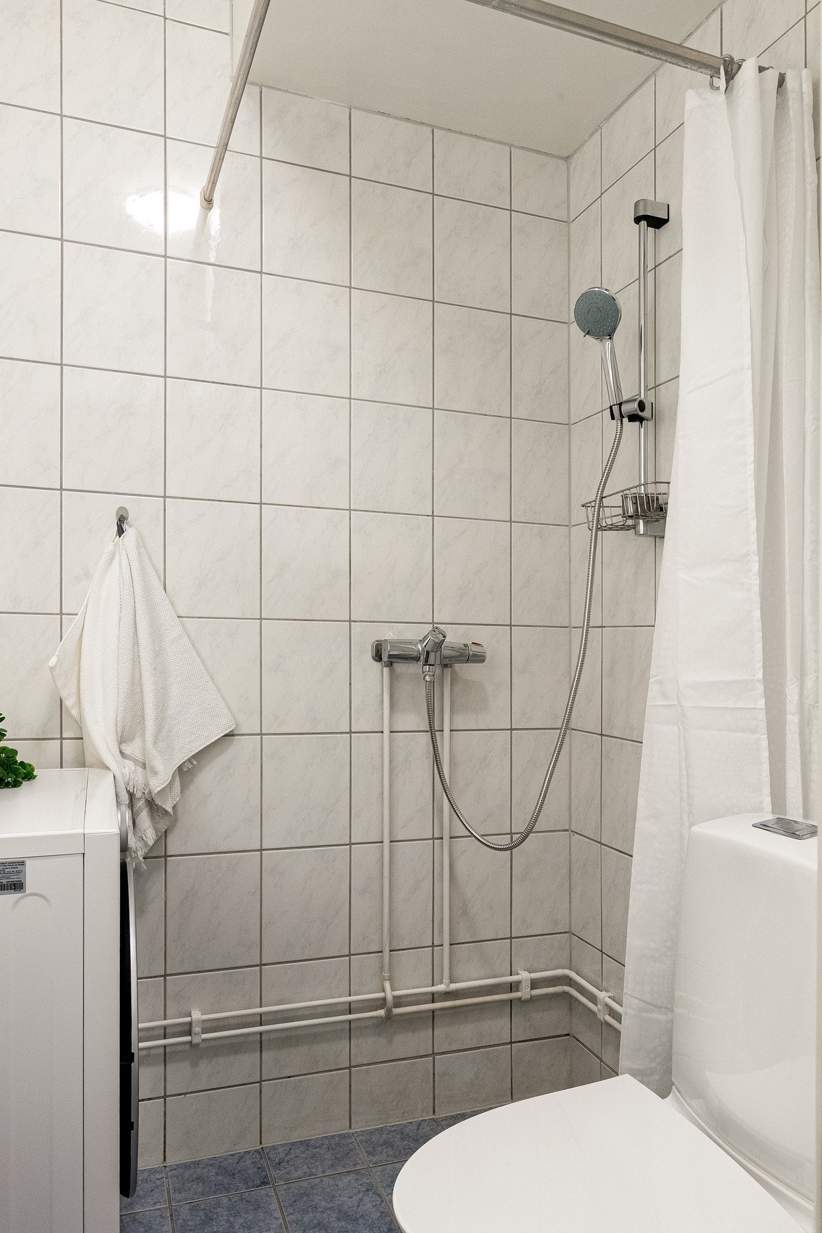 Det er varmekabler i gulv samt opplegg for vaskemaskin. Galleribilde