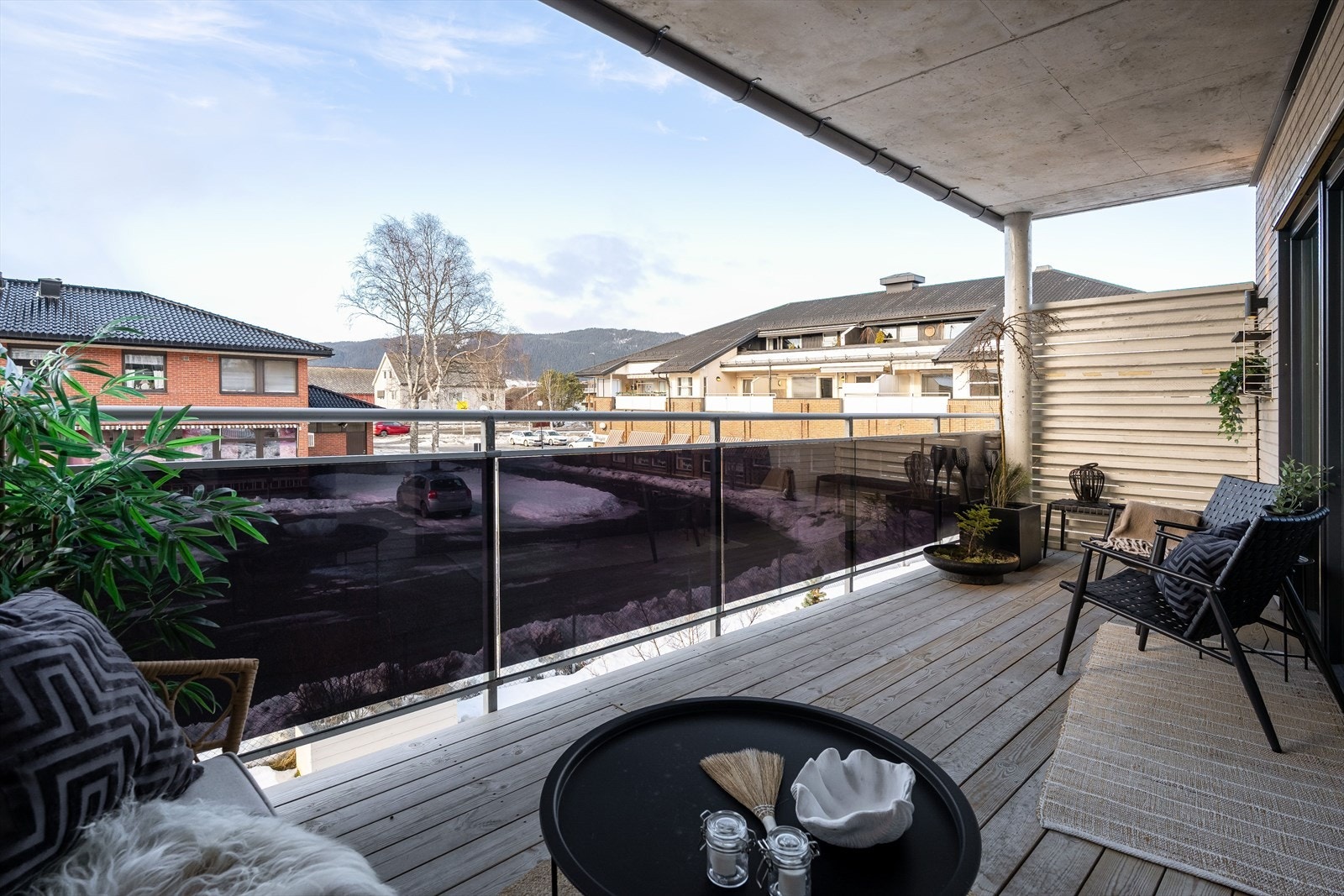 Stor balkong med gode solforhold og fin utsikt. Herfra er det kort vei til alt på Orkanger. Galleribilde