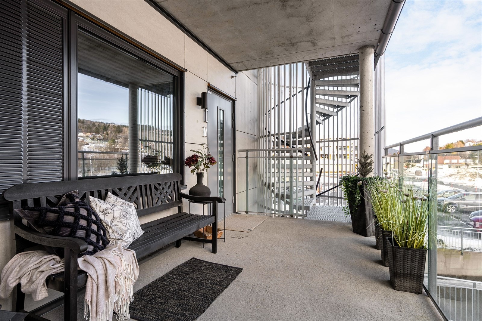 I svalangen er det etablert en egen benk hvor man kan nyte morgenkaffen. Galleribilde