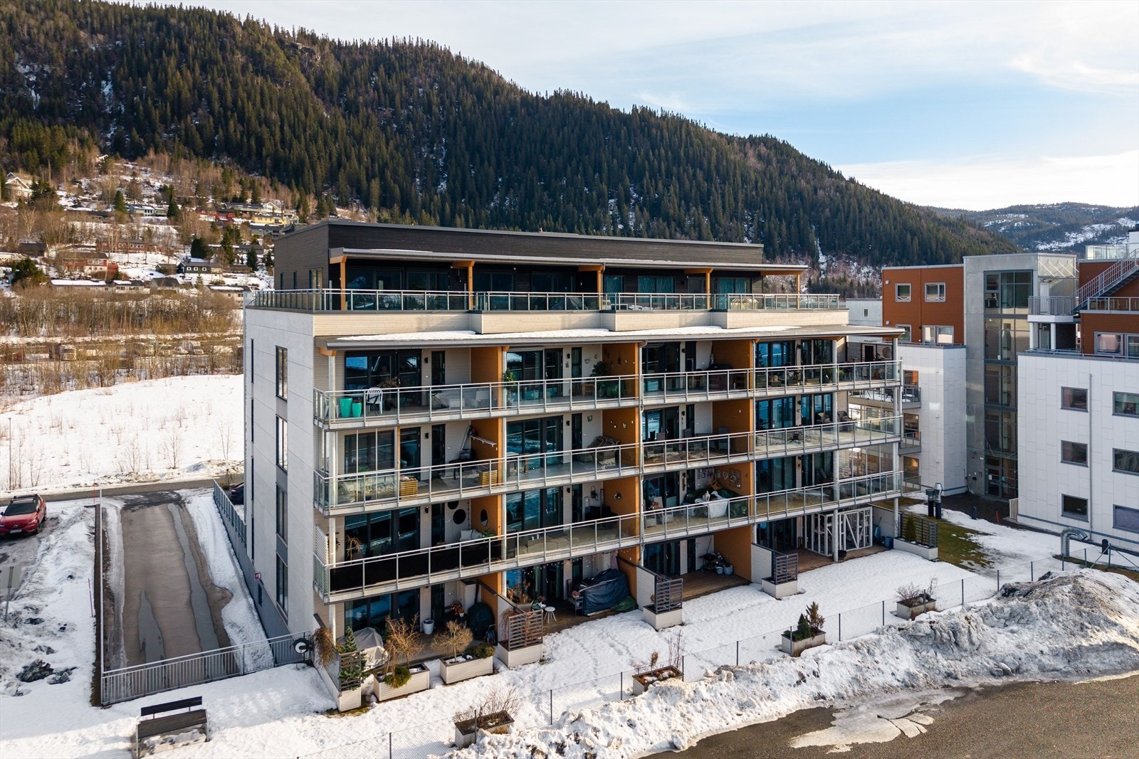 Det er parkeringskjeller og heis i bygget. Galleribilde