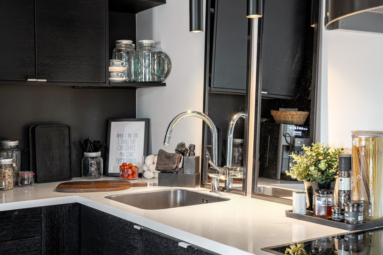 Nedfelt vask og benkeplate i stein. Galleribilde