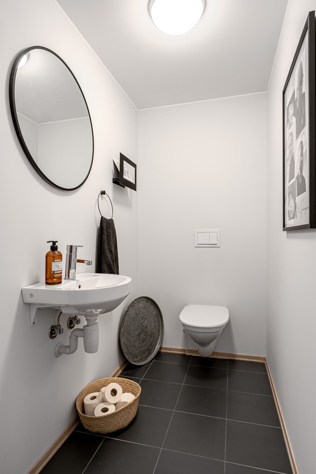 I tillegg til badet er det et eget toalettrom. Perfekt hvis man har gjester. Galleribilde