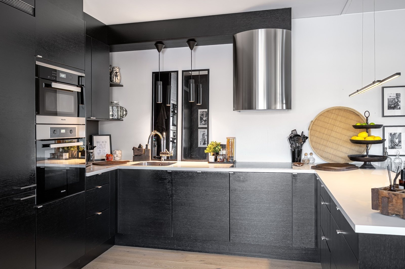 Kvalitetskjøkken fra Sigdal i U-form som gir god benkeplass Galleribilde