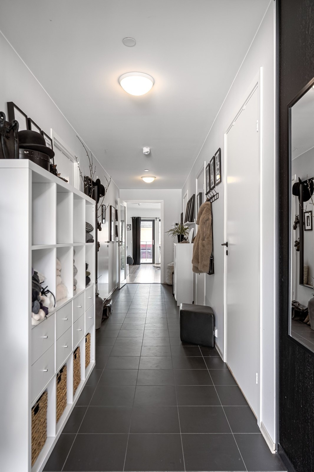 Flislagt entre/gang. Galleribilde