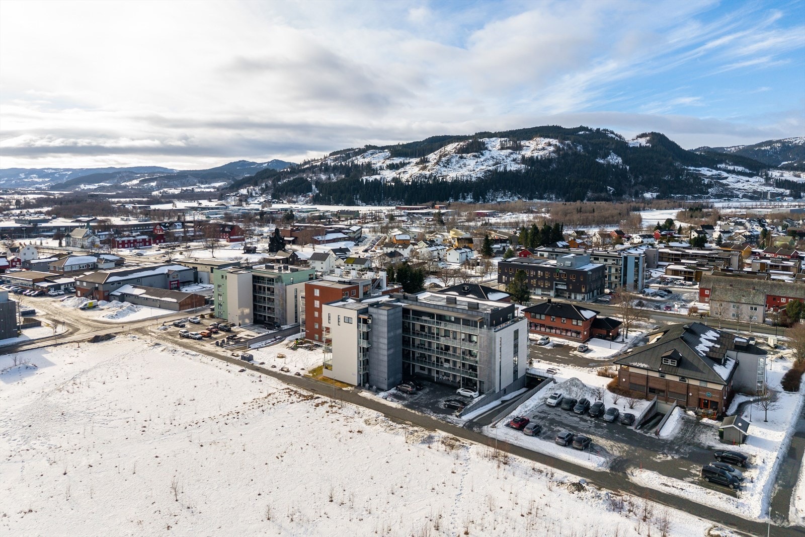 Bygget ligger i Orkanger sentrum hvor det er kort vei til alt. Velkommen til visning! Galleribilde