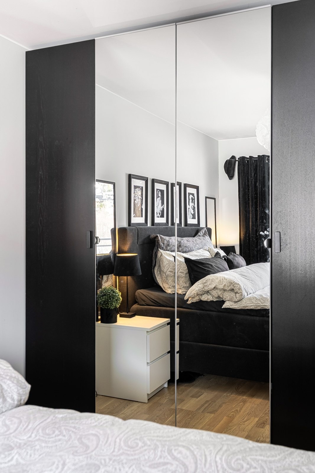 På det største soverommet står en stor garderobeløsning Galleribilde