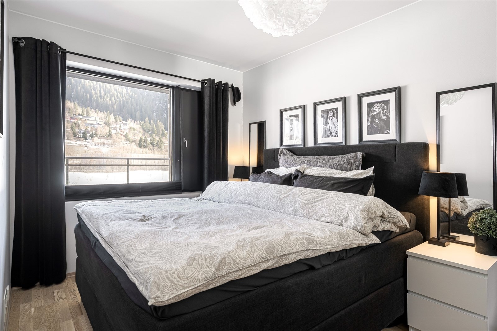 Det største soverommet er på ca 10,5 Kvm. Ligger på svalsiden som kommer godt med på sommeren. Galleribilde