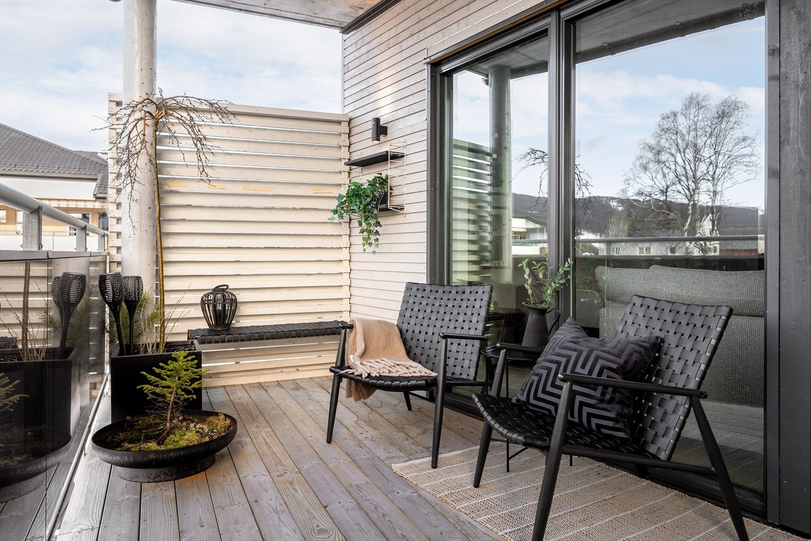 Fra stuen er det utgang til balkong på ca 14 kvm. Balkongen er vestvendt så her har man sola lenge på sommeren. Galleribilde