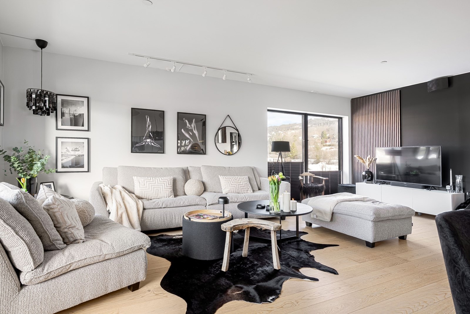 På stuen er det eikeparkett fra kvalitetsmerket Boen. Galleribilde