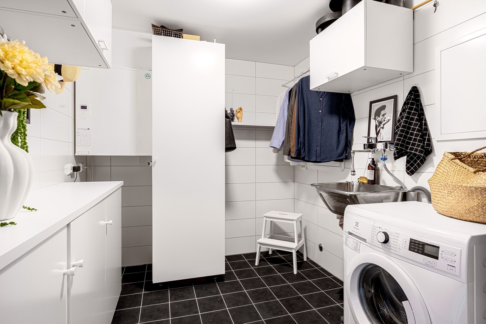 Eget vaskerom. Legg merke til at det også her er godt med oppbevaringsmuligheter. Galleribilde