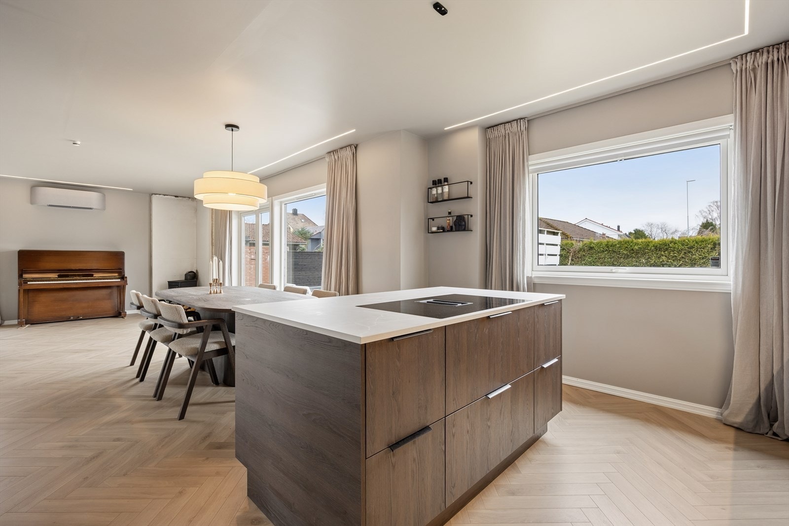 Den åpne løsningen mellom kjøkken og stue skaper et sosialt allrom. Galleribilde