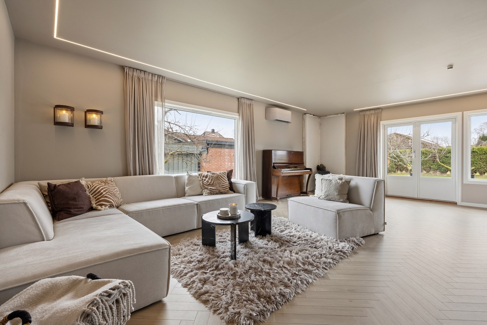 Stuen har store vindusflater med 2-lags glass som slipper rikelig med naturlig lys inn i oppholdsrommet. Galleribilde