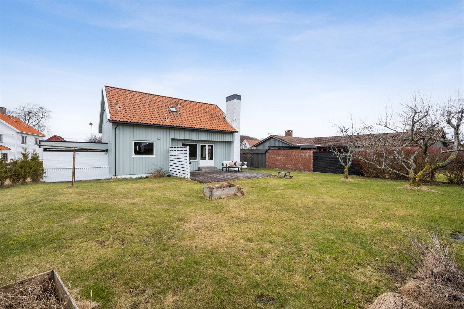 Fra stuen er det direkte utgang til en platting på 34 m² og den store hagen. Galleribilde