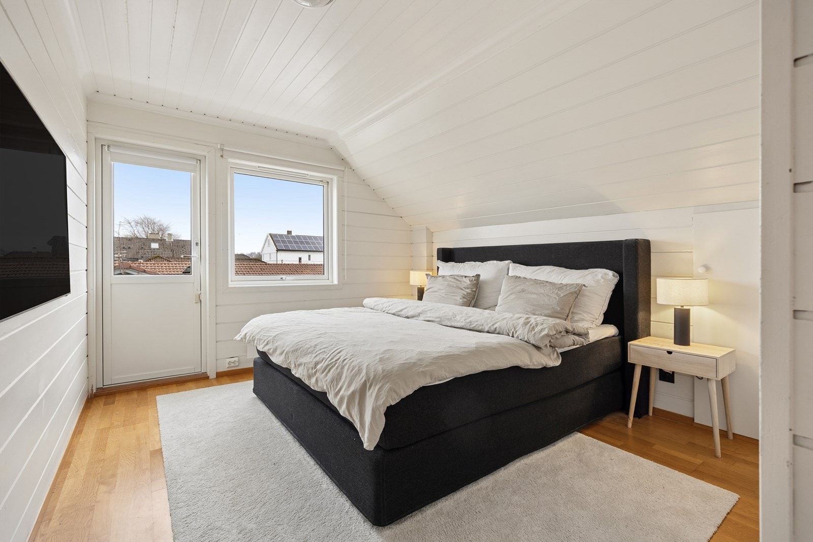 Hovedsoverommet har god plass til dobbeltseng og utgang til egen balkong. Galleribilde