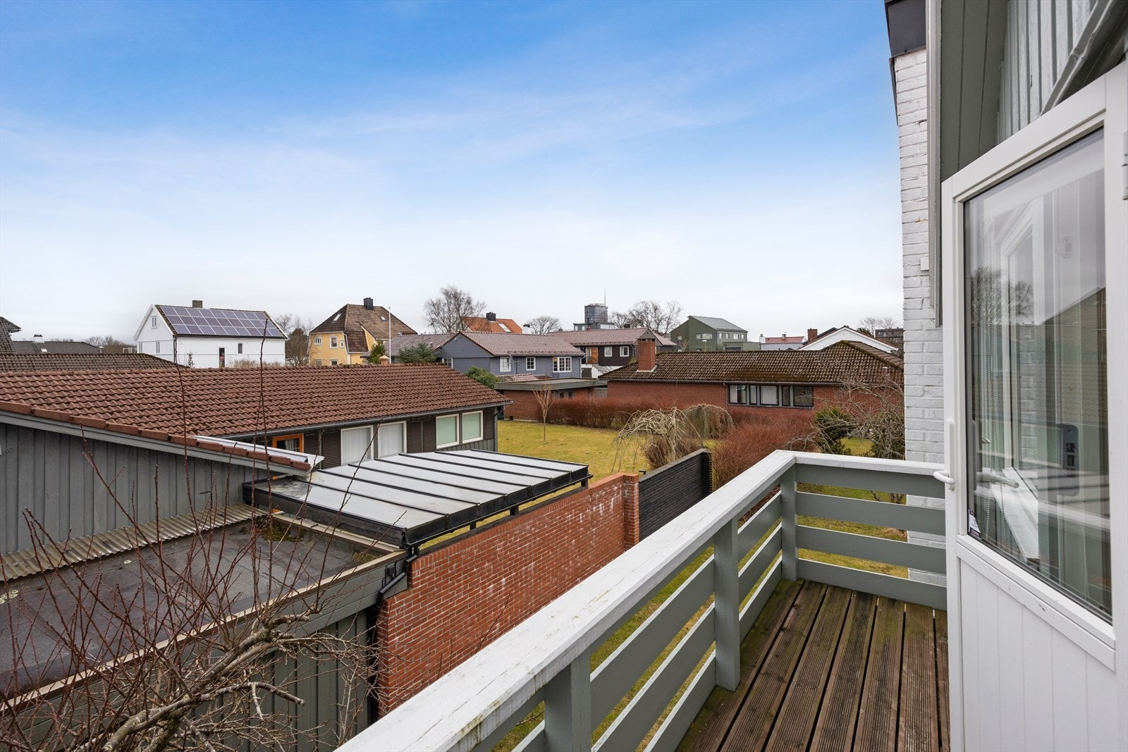 Fra balkongen på 4 m² har man utsikt over nabolaget. Galleribilde