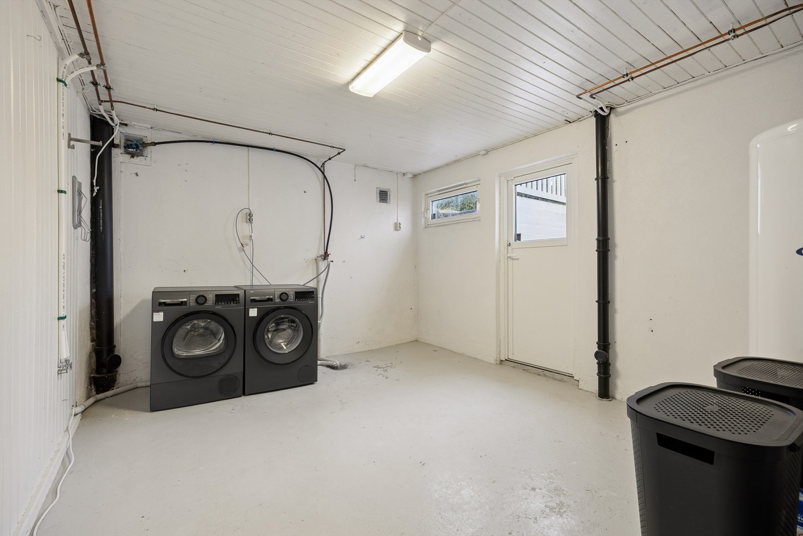 Stort og praktisk vaskerom i kjelleren. Varmtvannstanken er på ca. 300 liter og er fra 2002. Galleribilde