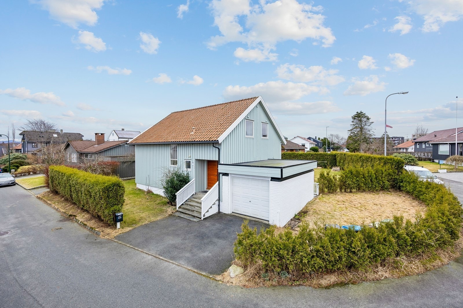 Eiendommen ligger attraktivt og skjermet til på en hjørnetomt i et veletablert boligområde på Eiganes. Galleribilde