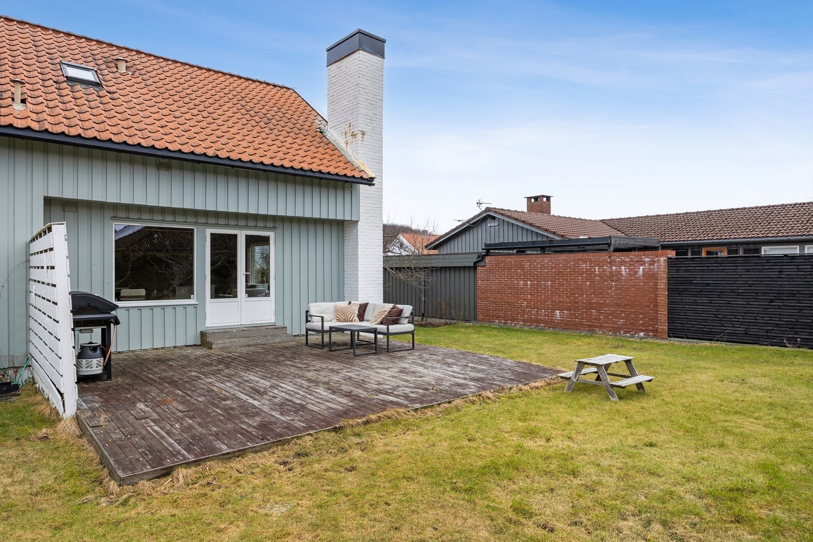 Plattingen på 34 m² har god plass til utemøbler og grill. Galleribilde