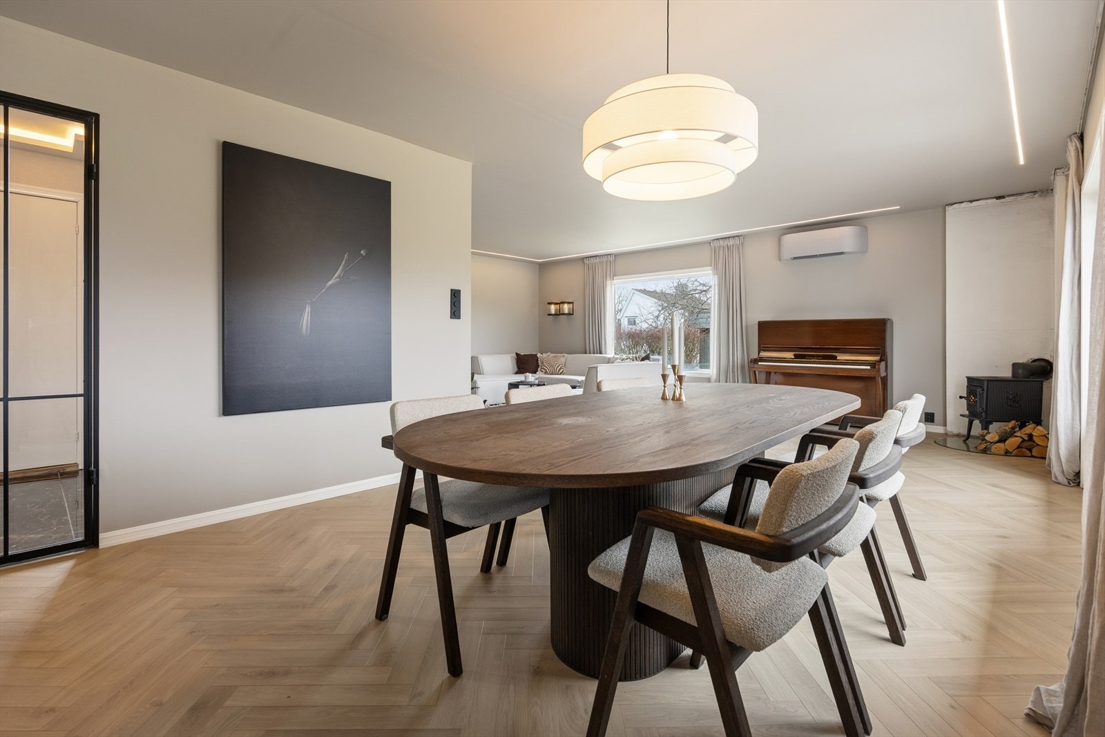 Spisestuen er plassert sentralt mellom kjøkkenet og stuen, og byr på god plass til både hverdagsmåltider og større selskaper. Galleribilde