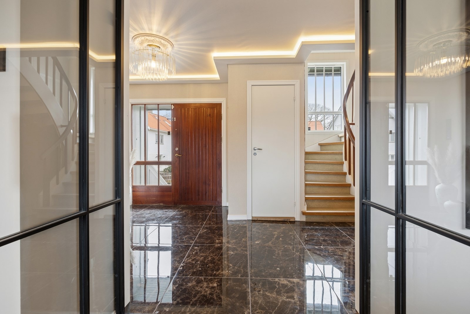 Fra gangen er det adkomst til toalettrom, trapp til andre etasje og stuen. Galleribilde