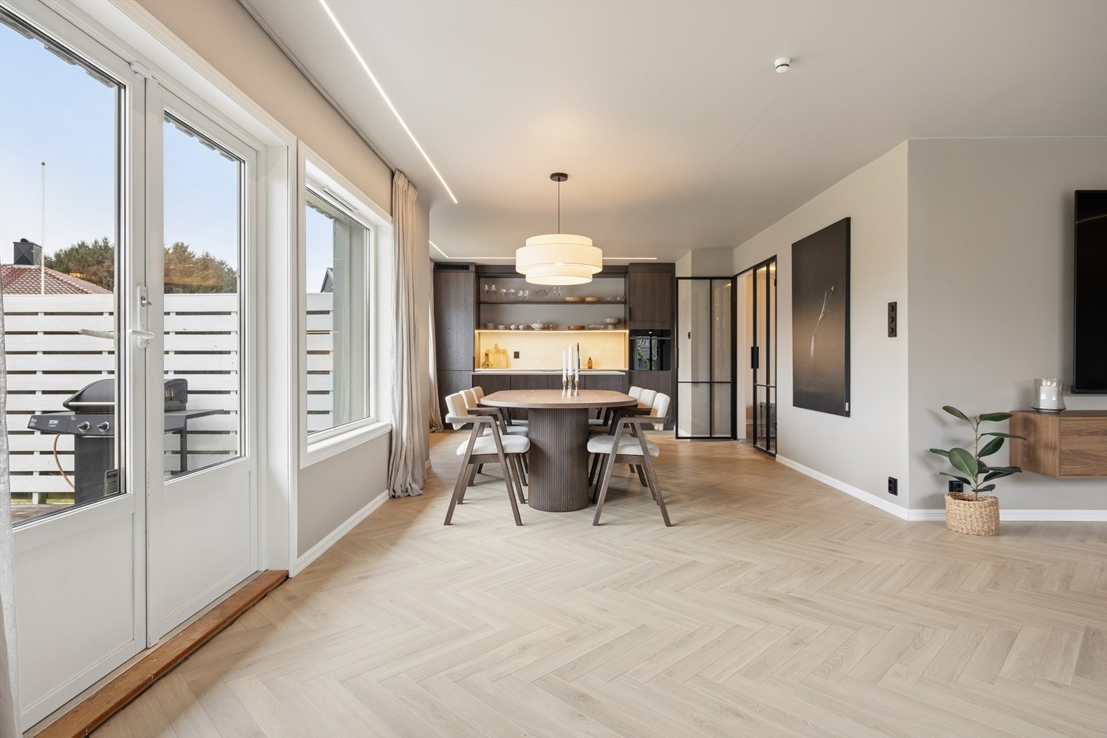 Spisegruppen har en praktisk og innbydende plassering like ved kjøkkenet, noe som gjør det enkelt å samle familie og venner til måltider og sosiale sammenkomster. Galleribilde