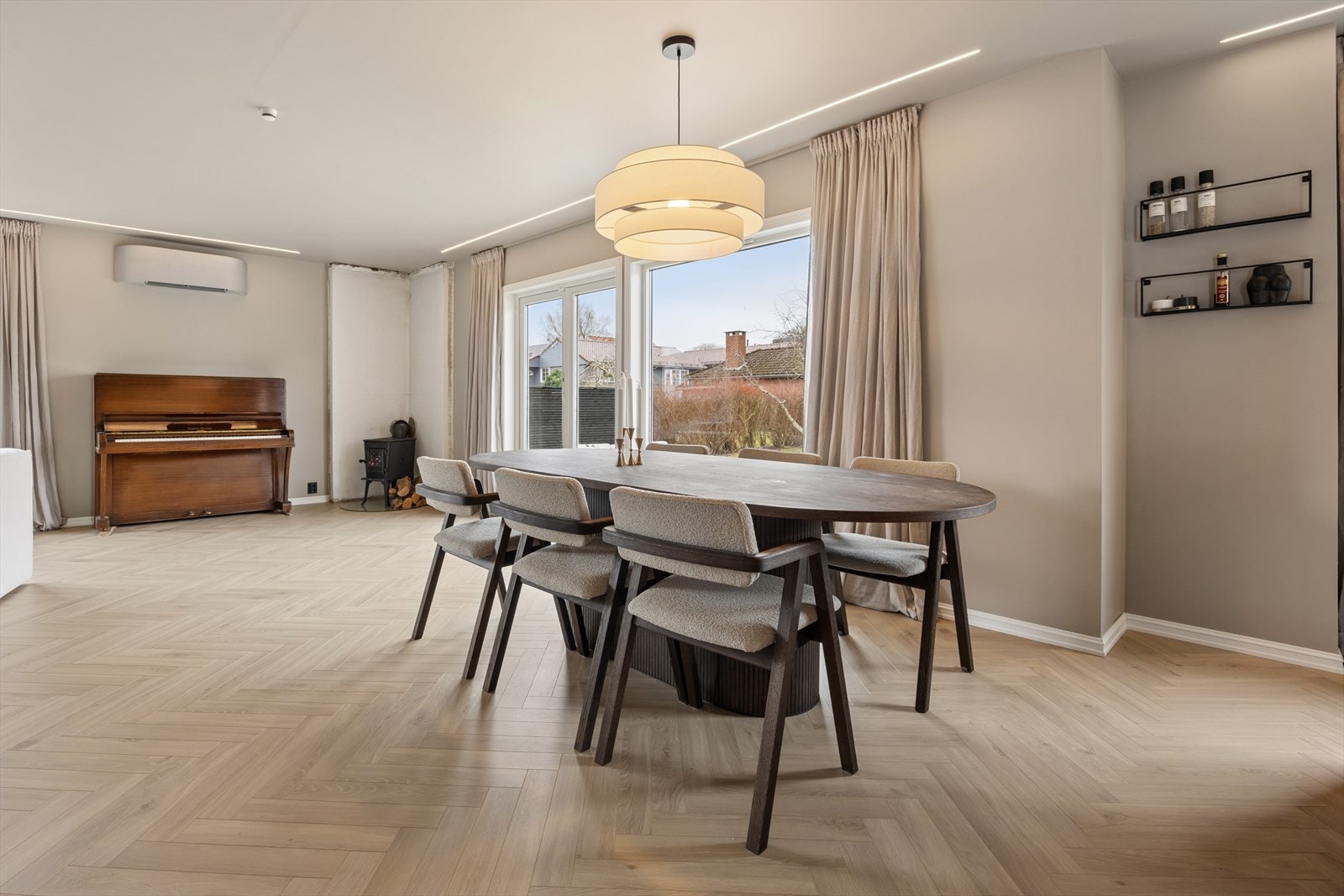 Den stemningsfulle vedovnen tilfører både behagelig varme og en lun atmosfære som løfter romfølelsen ytterligere. Galleribilde