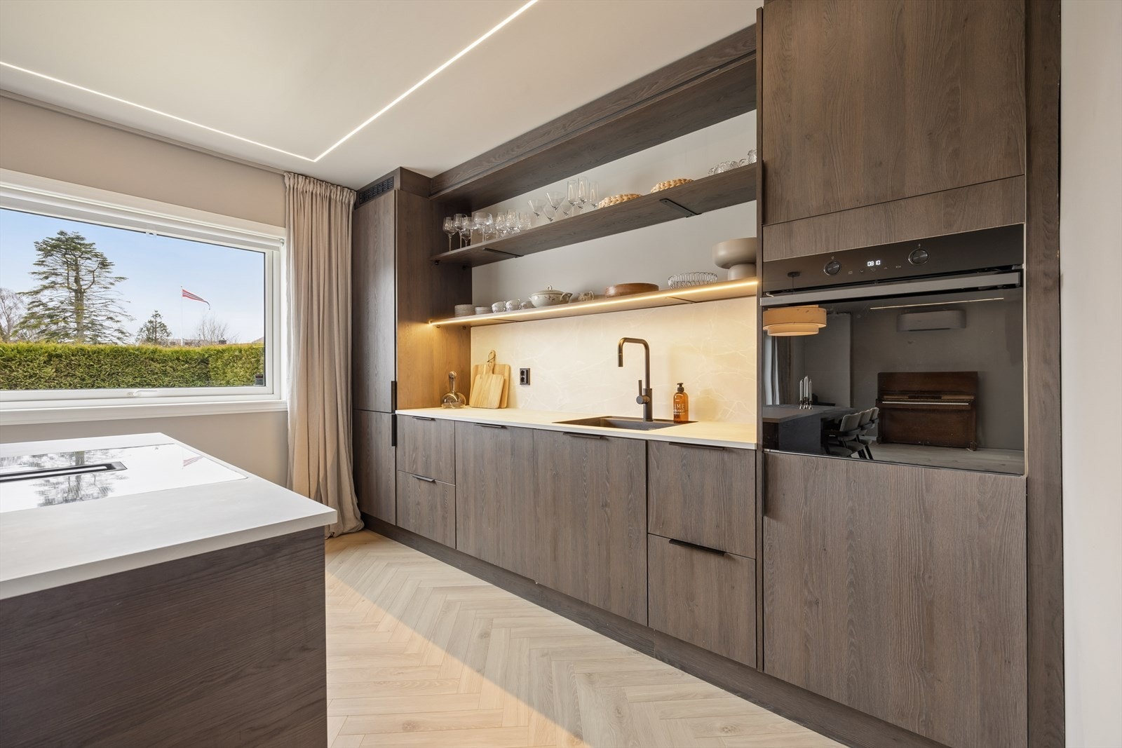 Integrerte hvitevarer inkluderer kjøleskap og oppvaskmaskin. Galleribilde