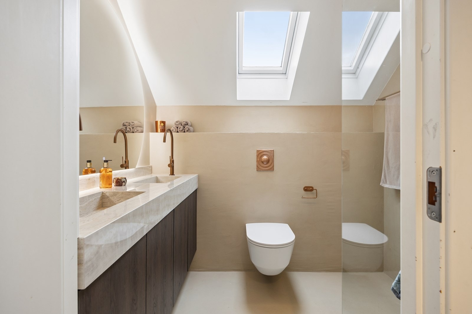 Badet i andre etasje ble oppgradert i 2025 med microsement på vegger og gulv. Galleribilde