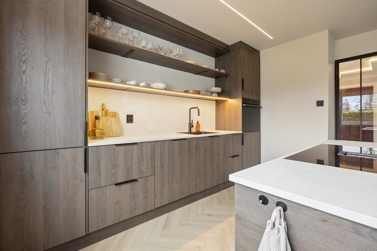 Kjøkkenet er utstyrt med integrert stekeovn og har en praktisk laminat benkeplate. Galleribilde