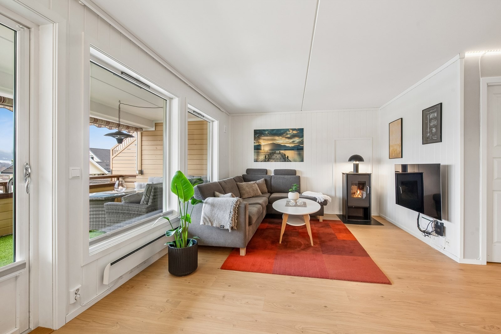 Fra stuen er det direkte utgang til den store overbygde balkongen. Galleribilde