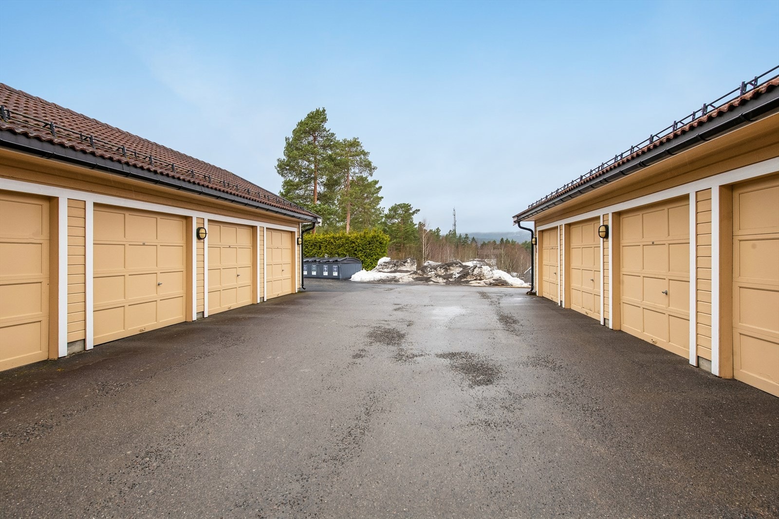 Garasjen har elektrisk leddport med fjernkontroll. Nye garasjeporter er planlagt etablert i nær fremtid. Galleribilde