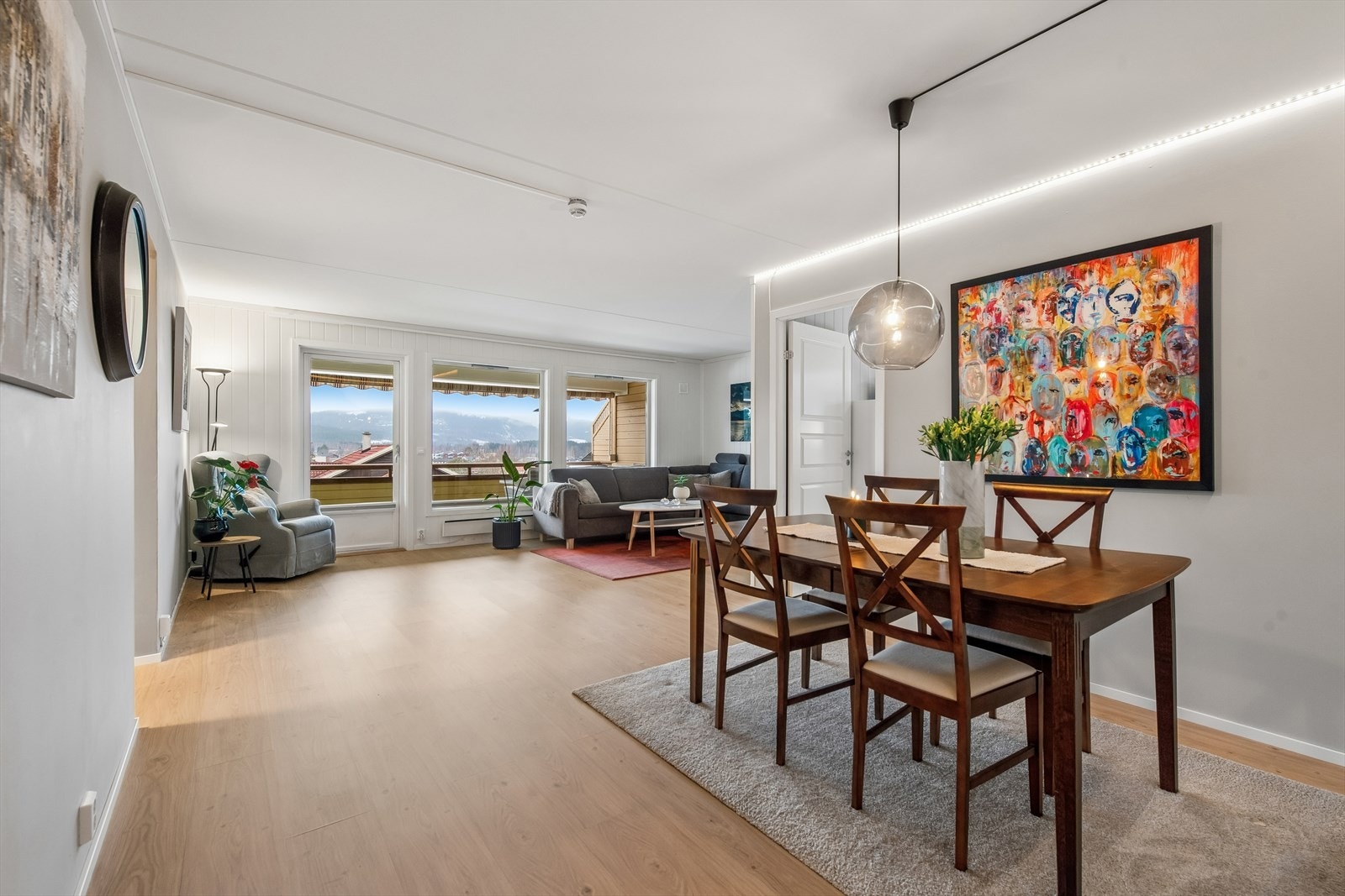 Spisestuen ligger i åpen forbindelse med stuen, og skaper et stort og sosialt oppholdsrom. Galleribilde