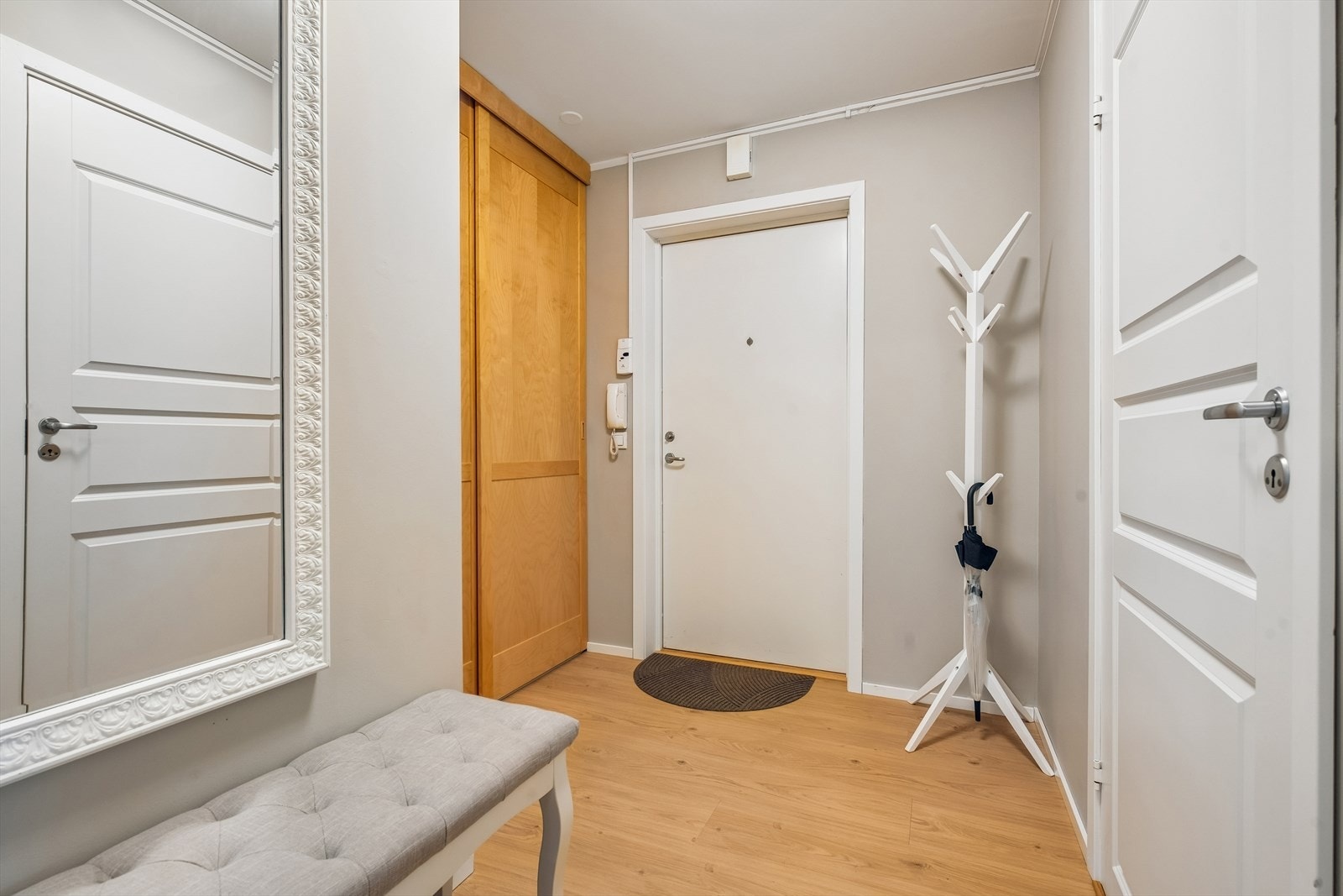 En praktisk bod er plassert i tilknytning til inngangspartiet. Galleribilde