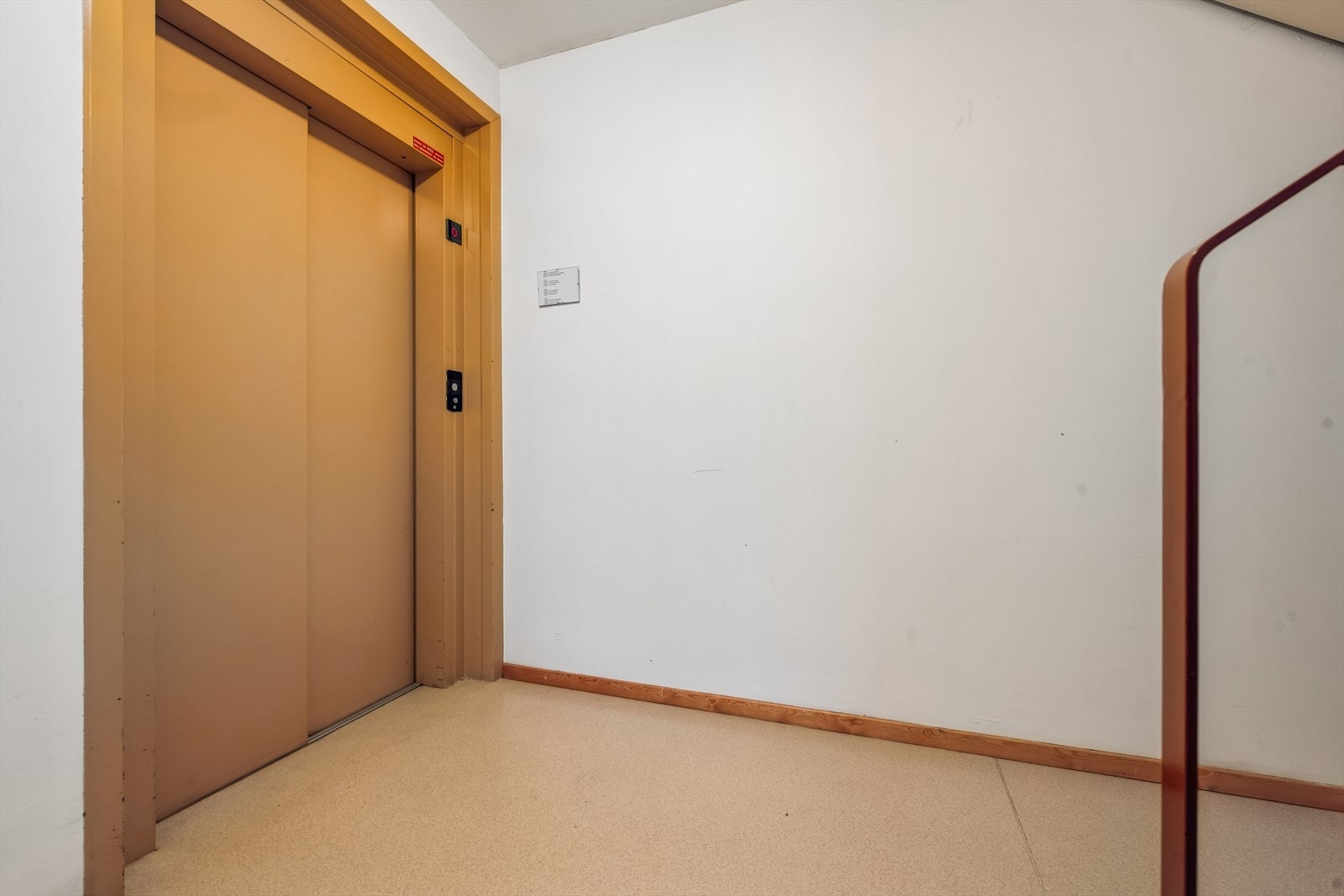 Bygget har heis, som gir enkel og trinnfri adkomst til leiligheten. Galleribilde