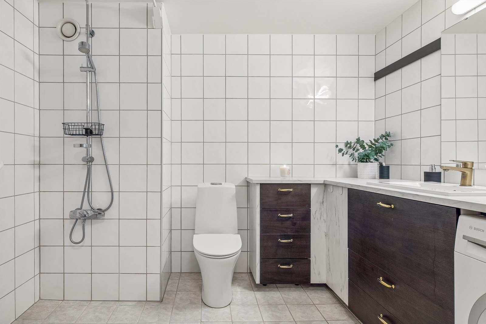 Rommet er utstyrt med dusjhjørne, toalett og mekanisk avtrekk. Galleribilde