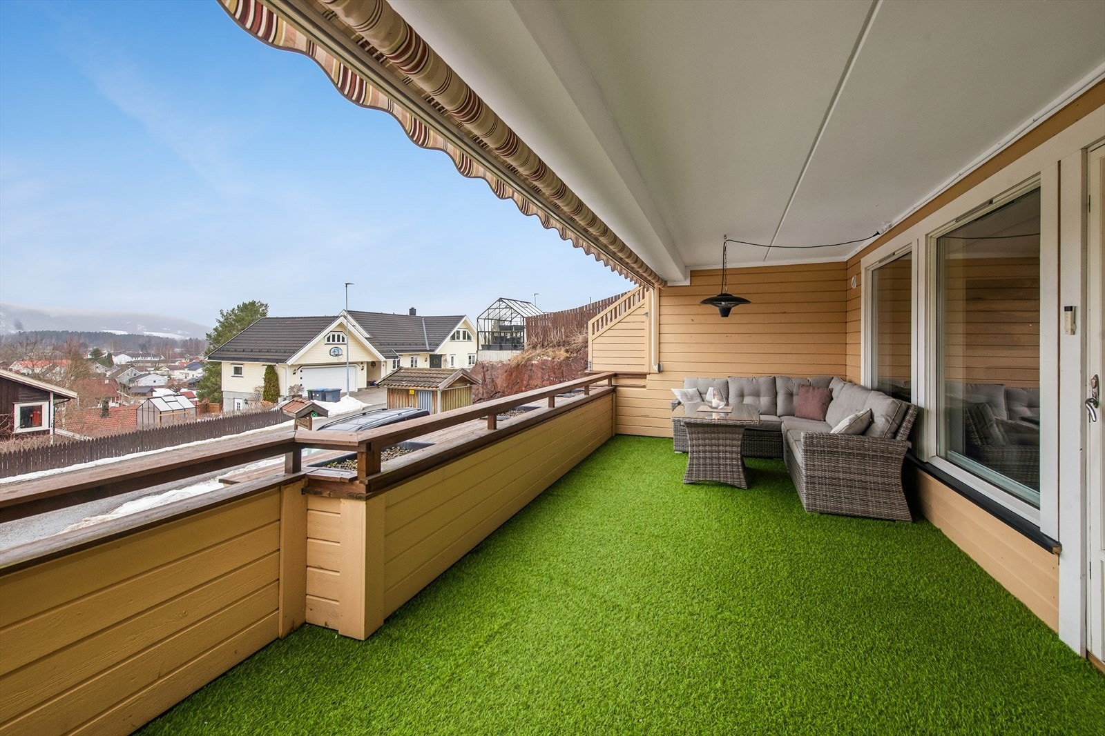 Den overbygde balkongen på 23 m² har god plass til en romslig sittegruppe og er utstyrt med elektrisk markise. Galleribilde