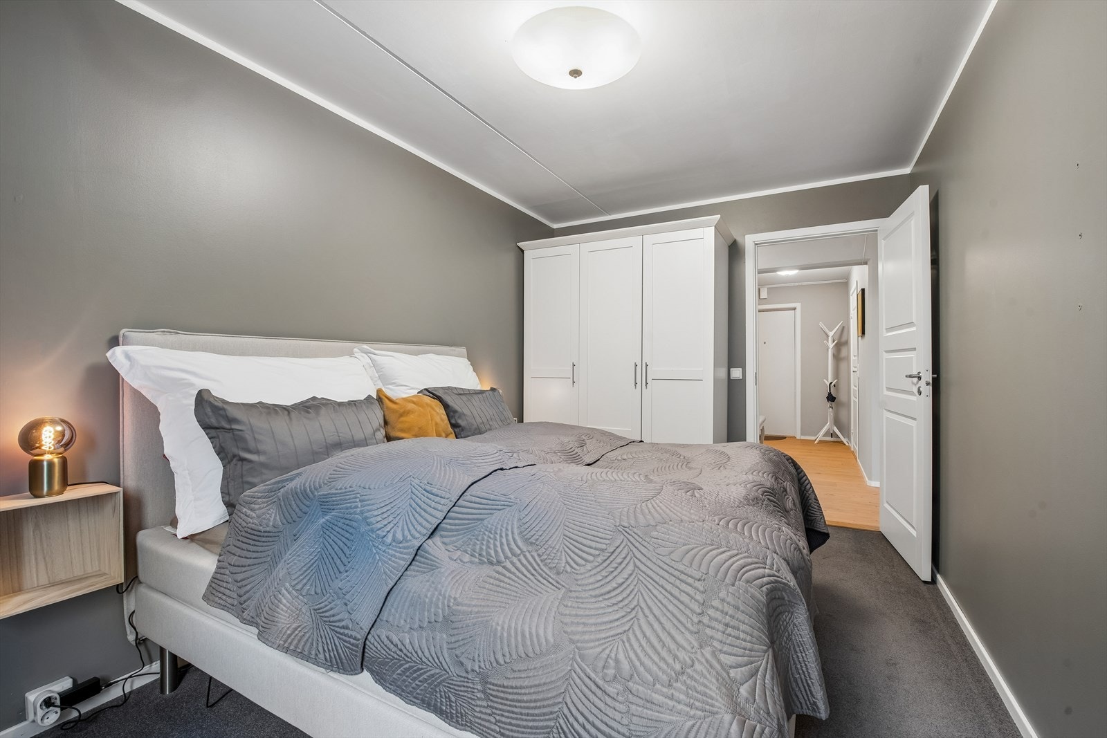 Hovedsoverommet har god plass til dobbeltseng og garderobeløsning. Galleribilde