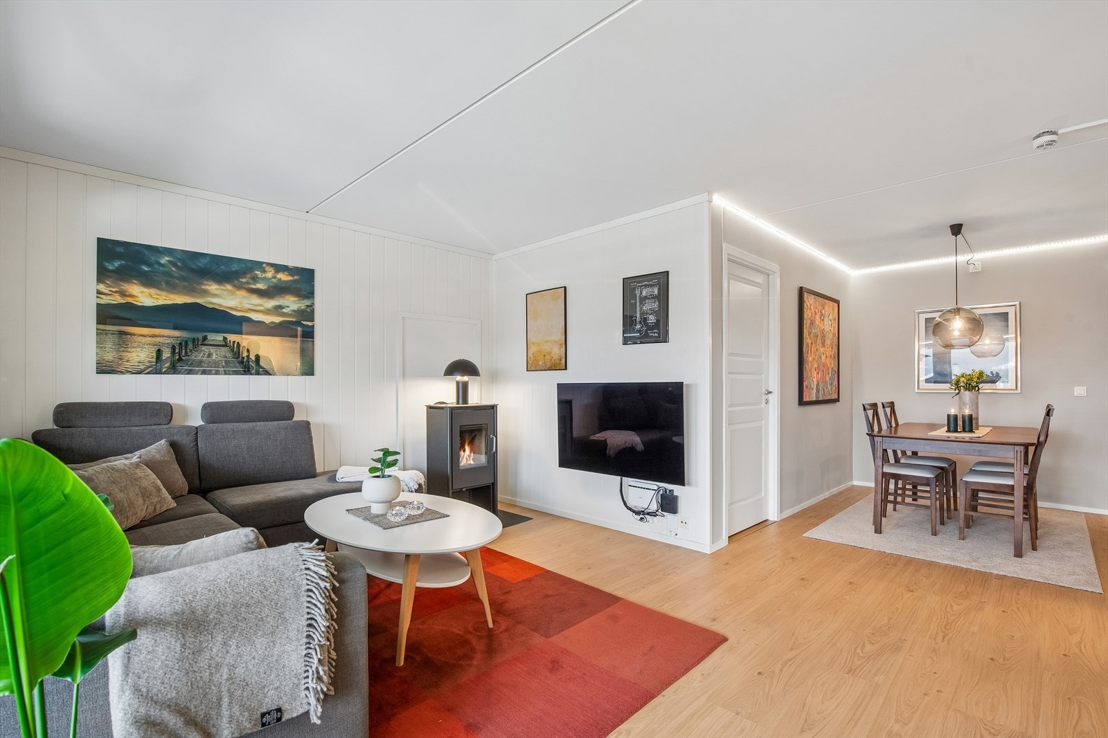 Trivelig stemning i den lyse og romslige stuen. Galleribilde