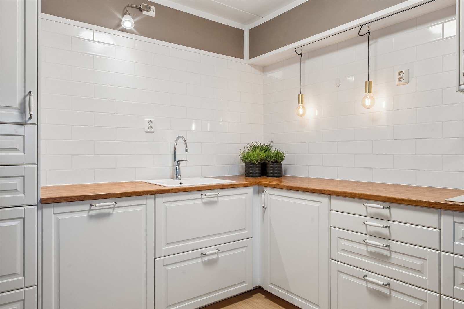 Avtrekket på kjøkkenet er koblet til et mekanisk avtrekksanlegg for boenheten. Galleribilde