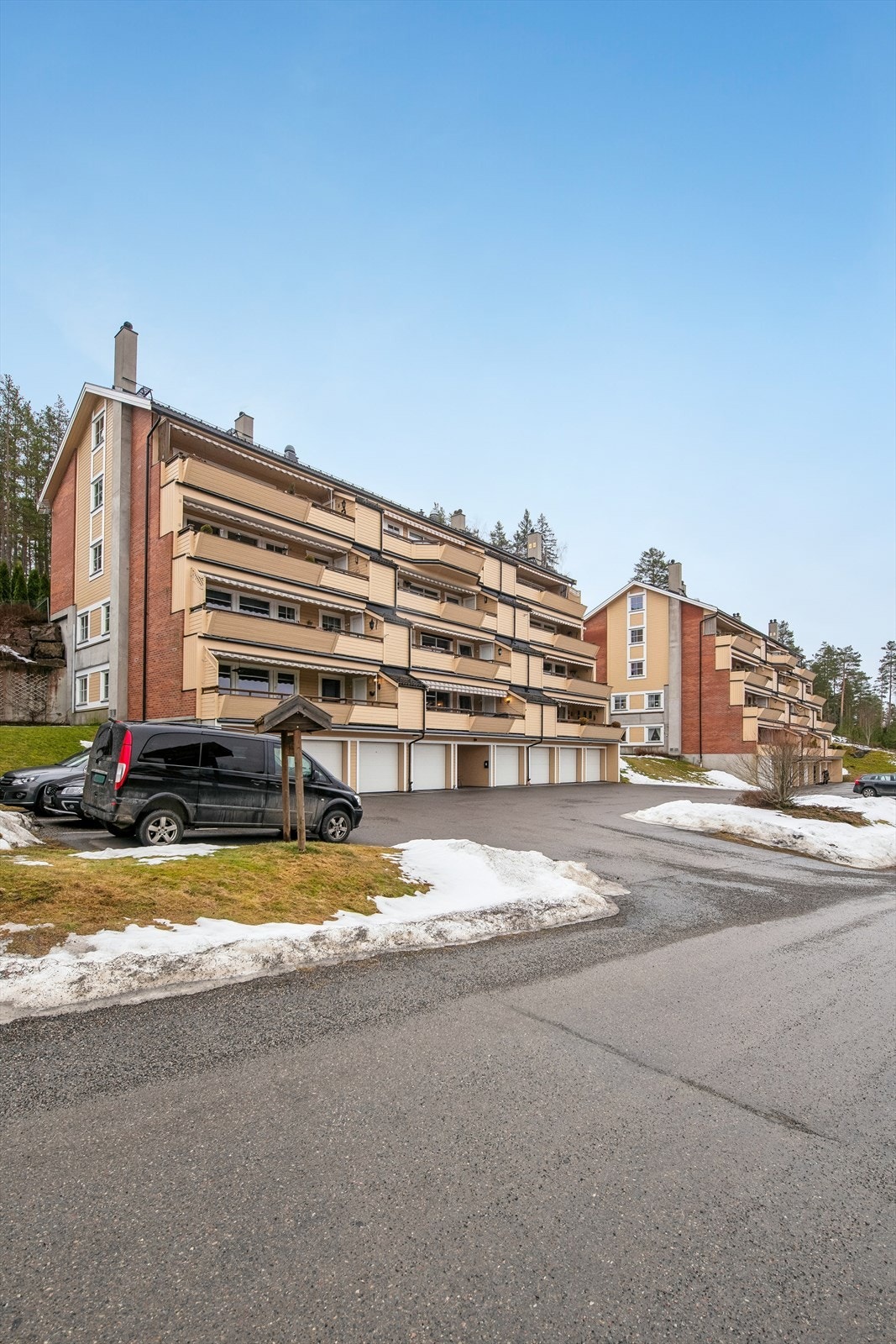 Fra Tanumkollen er det kun 10 minutters gange til Skarnes sentrum og togstasjonen. Galleribilde