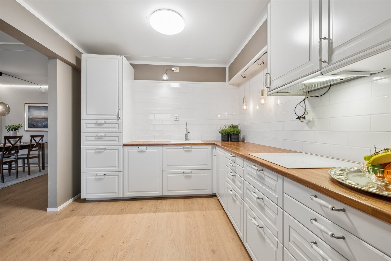 Kjøkkeninnredning fra 2018 med profilerte fronter, laminat benkeplate og integrerte hvitevarer. Galleribilde