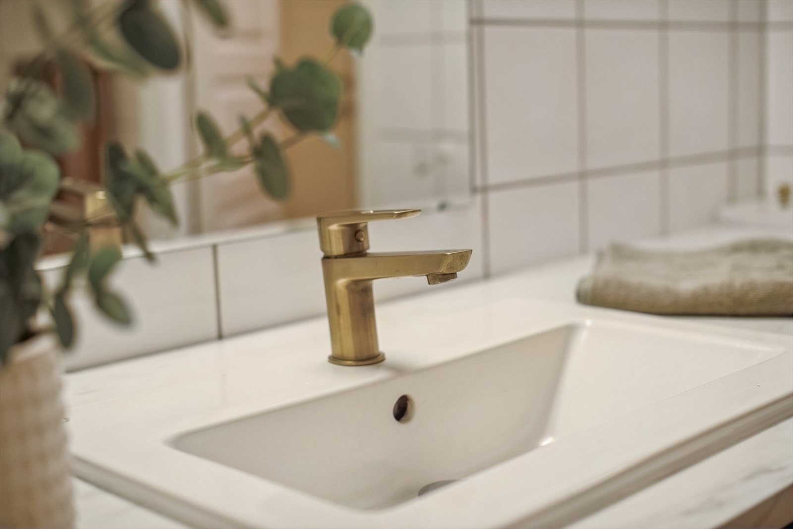 Baderomsinnredningen ble fornyet i 2018 og har en nedfelt servant med god benkeplass. Galleribilde