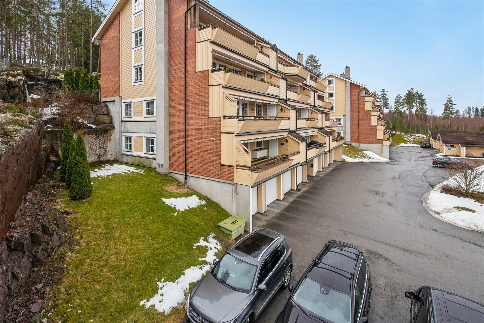 Leiligheten ligger i et kjedehus fra 2002 i et veletablert og rolig borettslag. Galleribilde