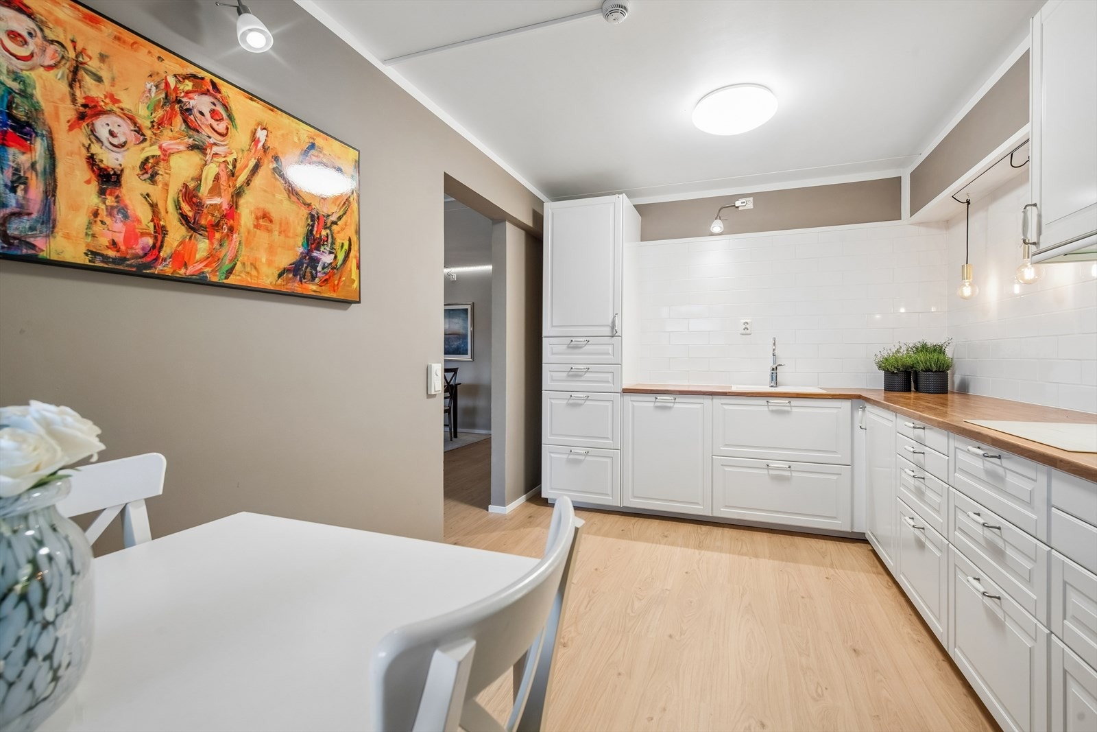 Det er god plass til en hyggelig spiseplass på kjøkkenet for de raske måltidene. Galleribilde