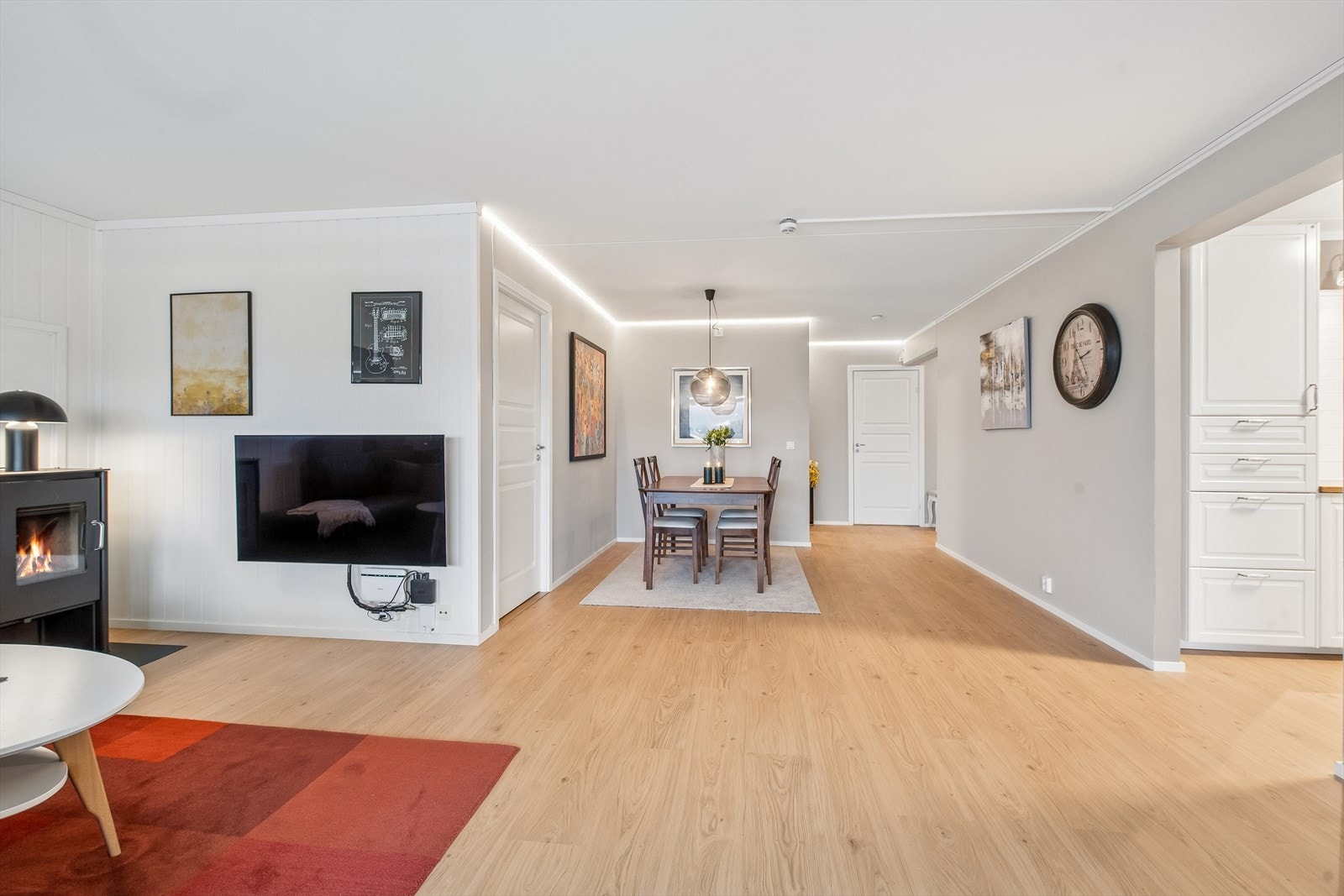 Overflatene i stuen og spisestuen er nylig pusset opp, med vinylklikk på gulv og malte panelplater på veggene. Galleribilde