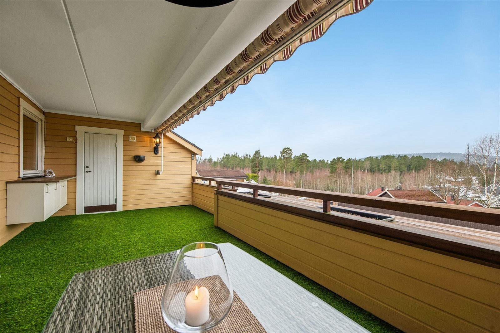 Balkongen har en praktisk utebod på balkongen for ekstra lagring. Galleribilde