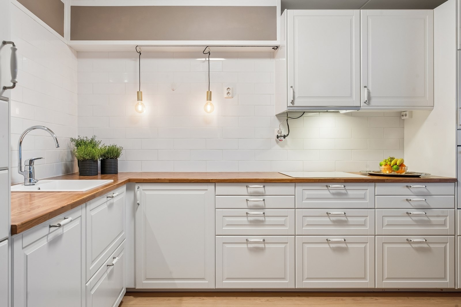 Kjøkkenet har godt med skap- og benkeplass, og er utstyrt med integrert induksjonstopp. Galleribilde